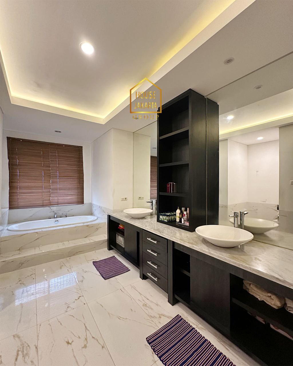 HS1735  Townhouse Kemang Area Murah dengan Taman & Pool. Lingkungan Asri, Elite, dan Strategis.