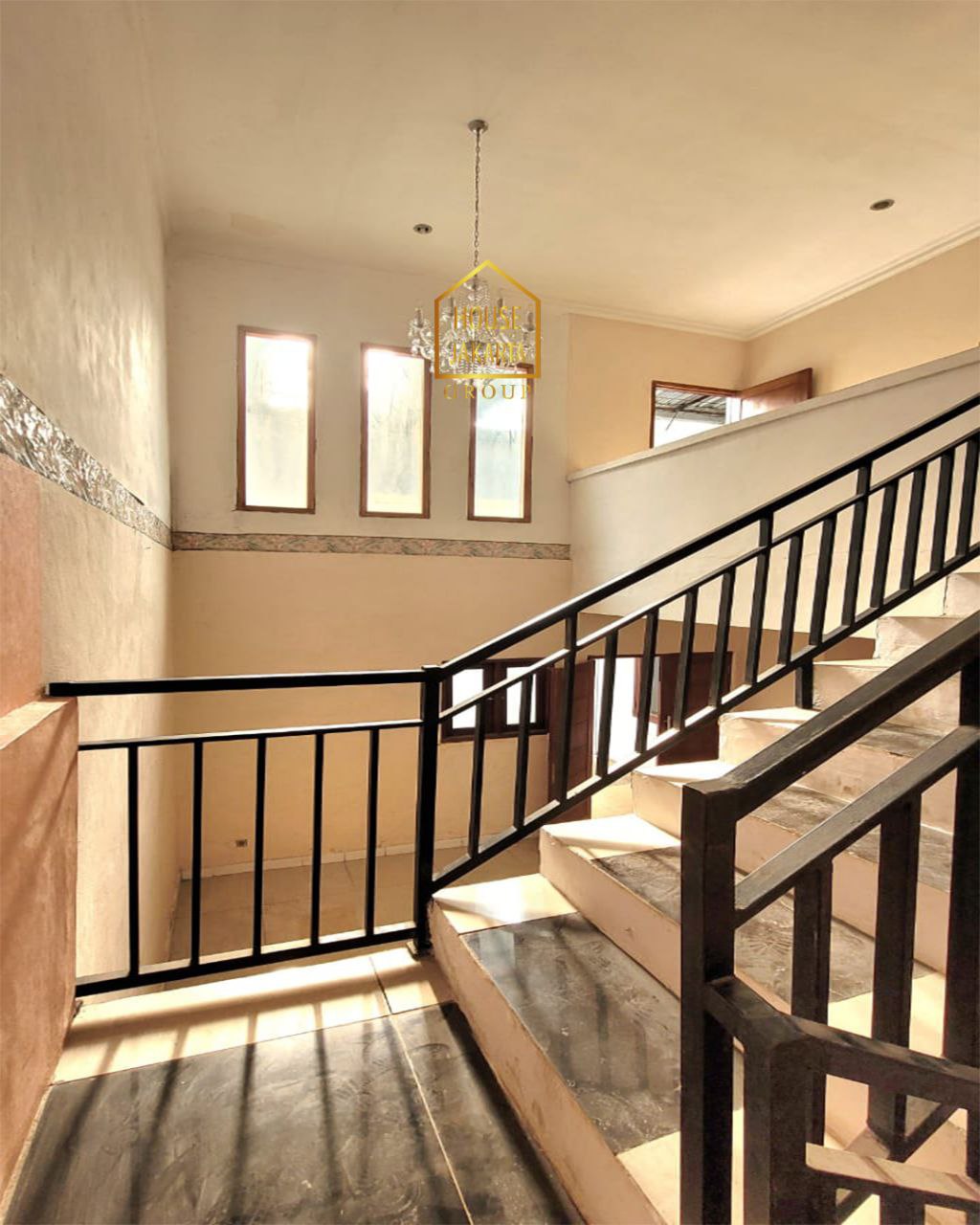 HS1737 Rumah Murah 2 Lt Di Fatmawati - Cilandak. Kokoh Siap Huni • Dekat MRT • Akses 2 Mobil