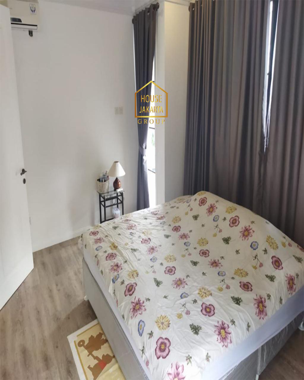 HS1738  Rumah Mewah Kemang Area 3 Lantai Siap Huni. Area Elite dan Asri. Ada Taman & Pool.