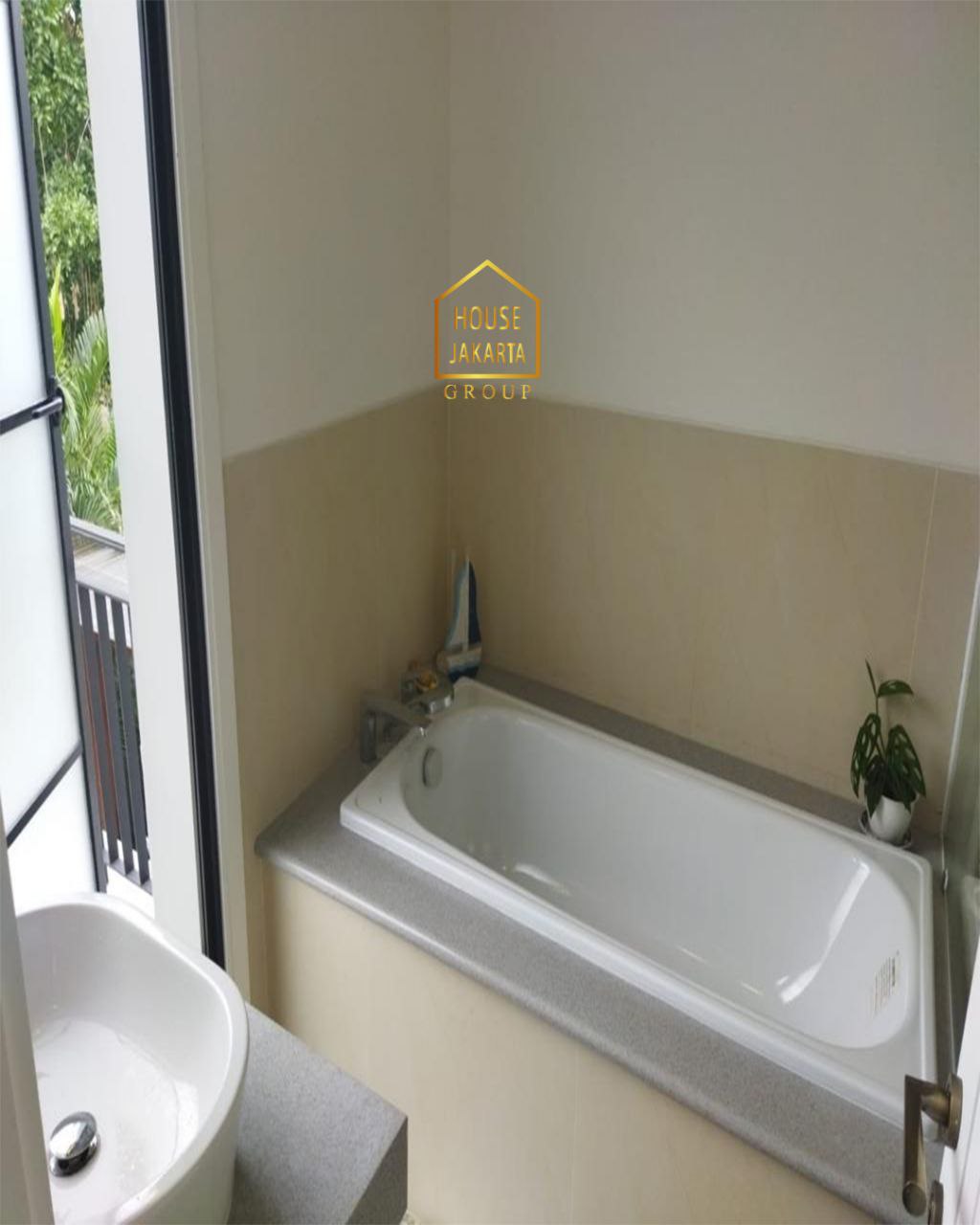 HS1738  Rumah Mewah Kemang Area 3 Lantai Siap Huni. Area Elite dan Asri. Ada Taman & Pool.