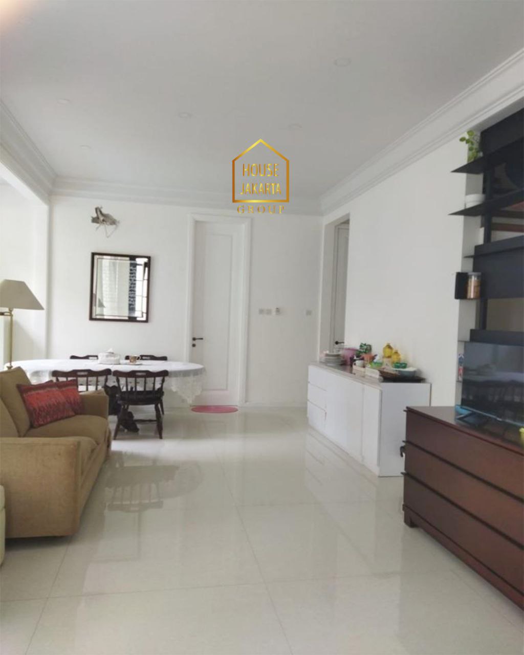 HS1738  Rumah Mewah Kemang Area 3 Lantai Siap Huni. Area Elite dan Asri. Ada Taman & Pool.