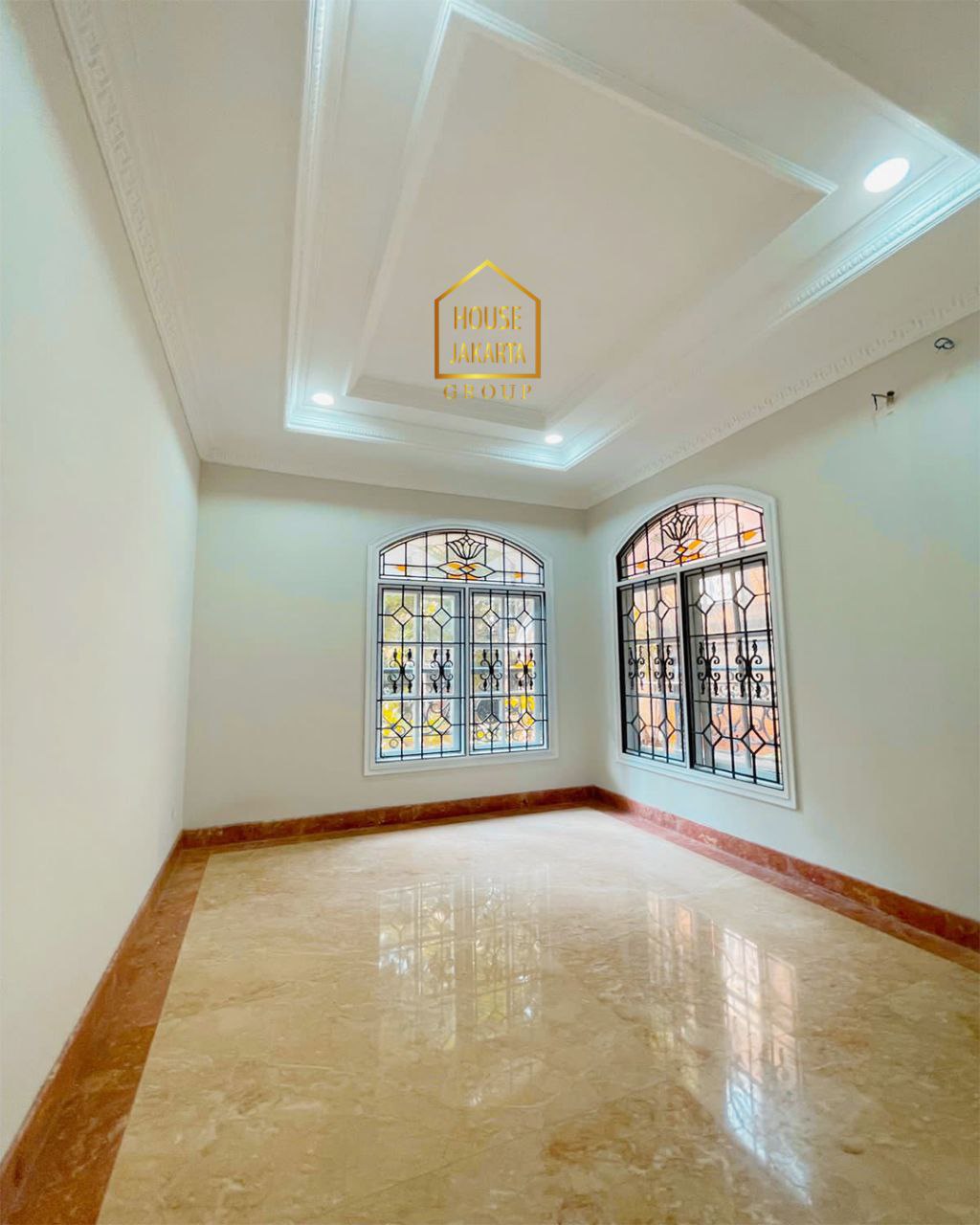 HS1742 Luxurious House Menteng 2 Lantai, Ada Basement.  Dekat Ring 1, Tidak Tusuk Sate
