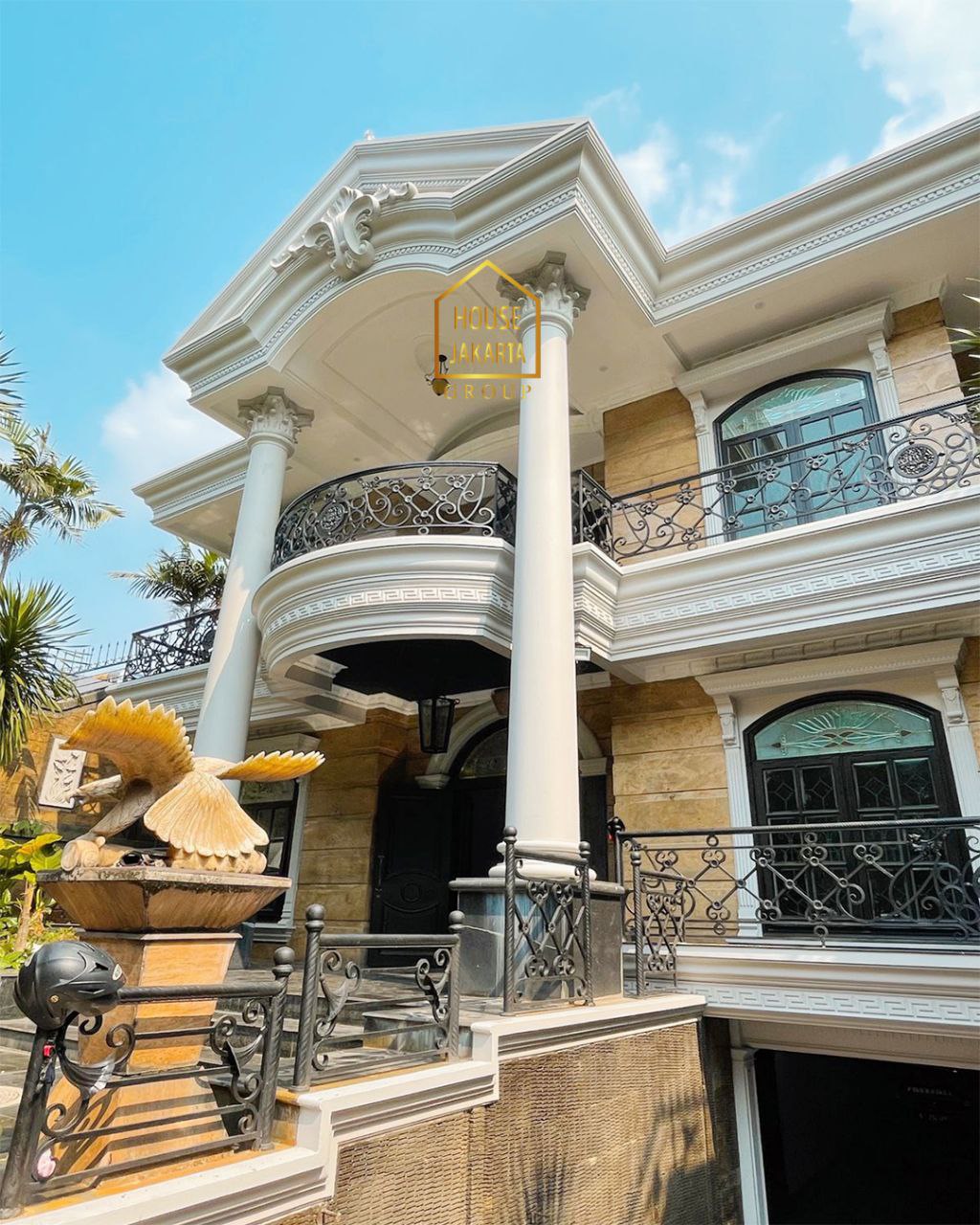 HS1742 Luxurious House Menteng 2 Lantai, Ada Basement.  Dekat Ring 1, Tidak Tusuk Sate
