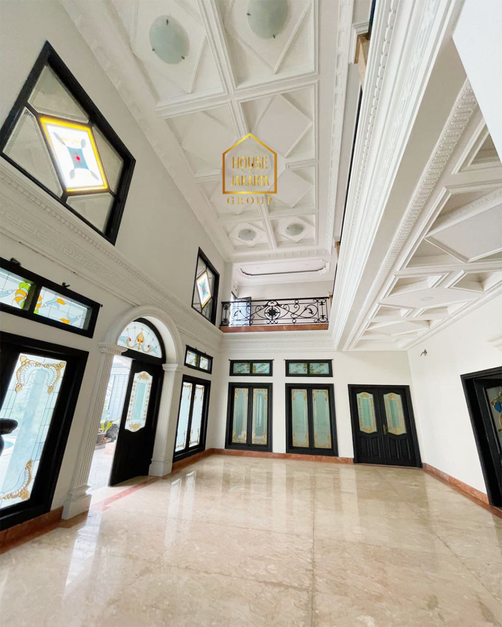 HS1742 Luxurious House Menteng 2 Lantai, Ada Basement.  Dekat Ring 1, Tidak Tusuk Sate