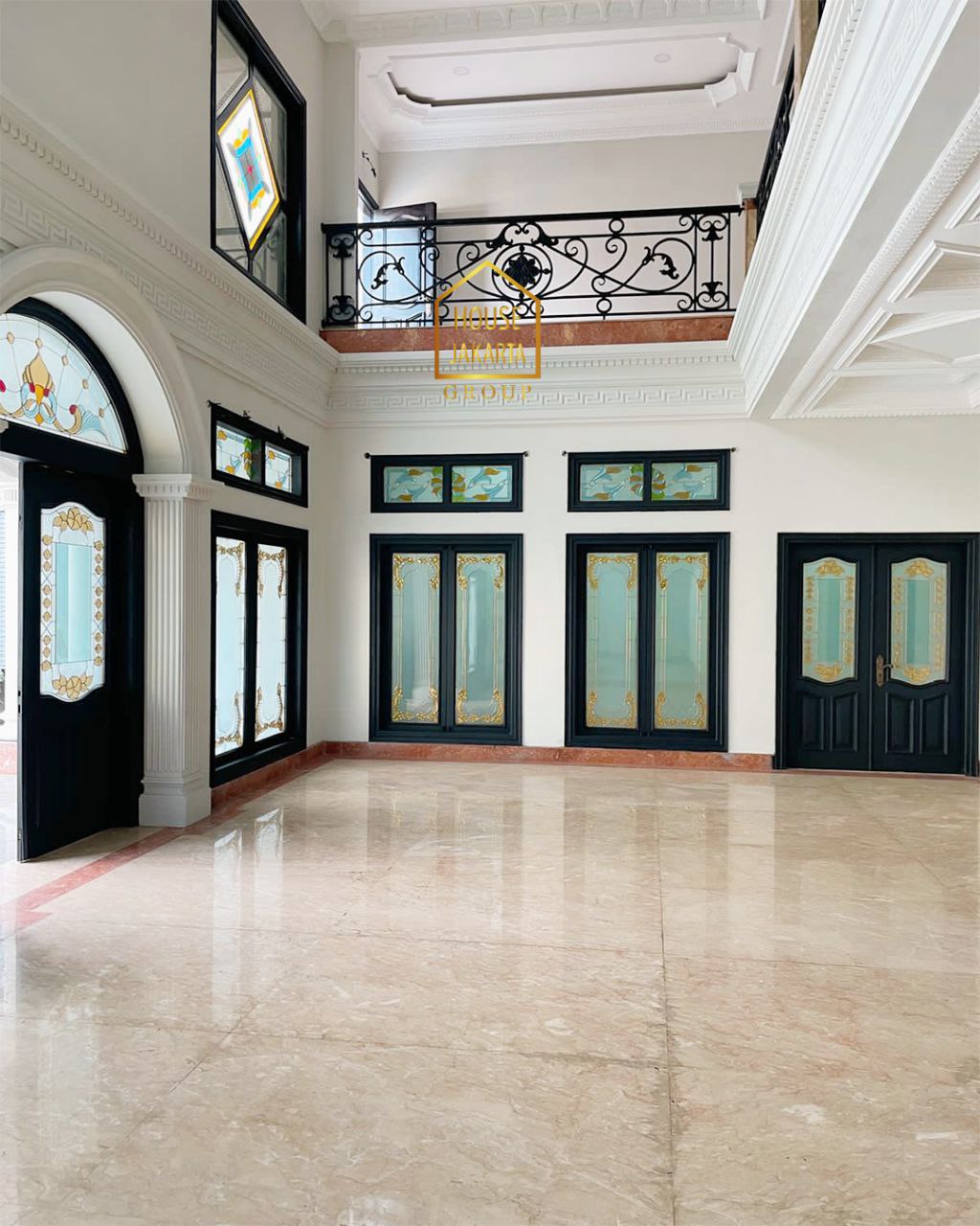 HS1742 Luxurious House Menteng 2 Lantai, Ada Basement.  Dekat Ring 1, Tidak Tusuk Sate