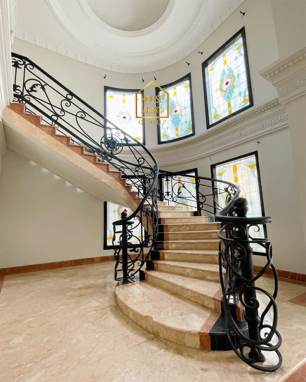 HS1742 Luxurious House Menteng 2 Lantai, Ada Basement.  Dekat Ring 1, Tidak Tusuk Sate