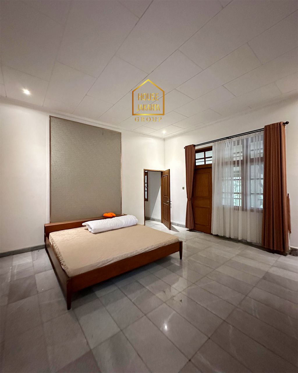 HS1744 Rumah Kemang Area Siap Huni 2 Lantai dengan Taman Luas dan Pool. Lokasi Strategis Dekat Jalan Raya.