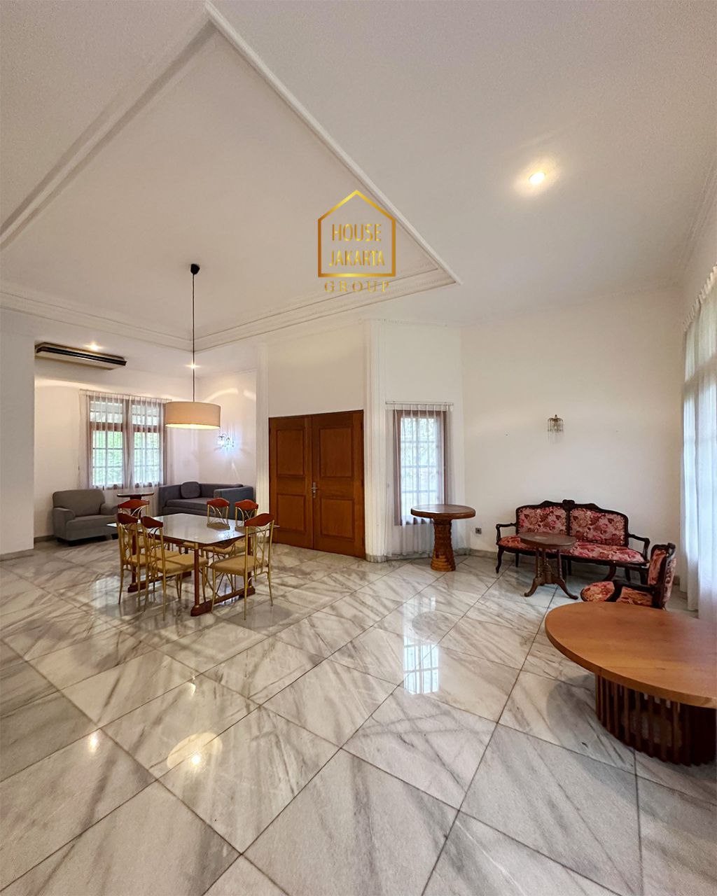 HS1744 Rumah Kemang Area Siap Huni 2 Lantai dengan Taman Luas dan Pool. Lokasi Strategis Dekat Jalan Raya.