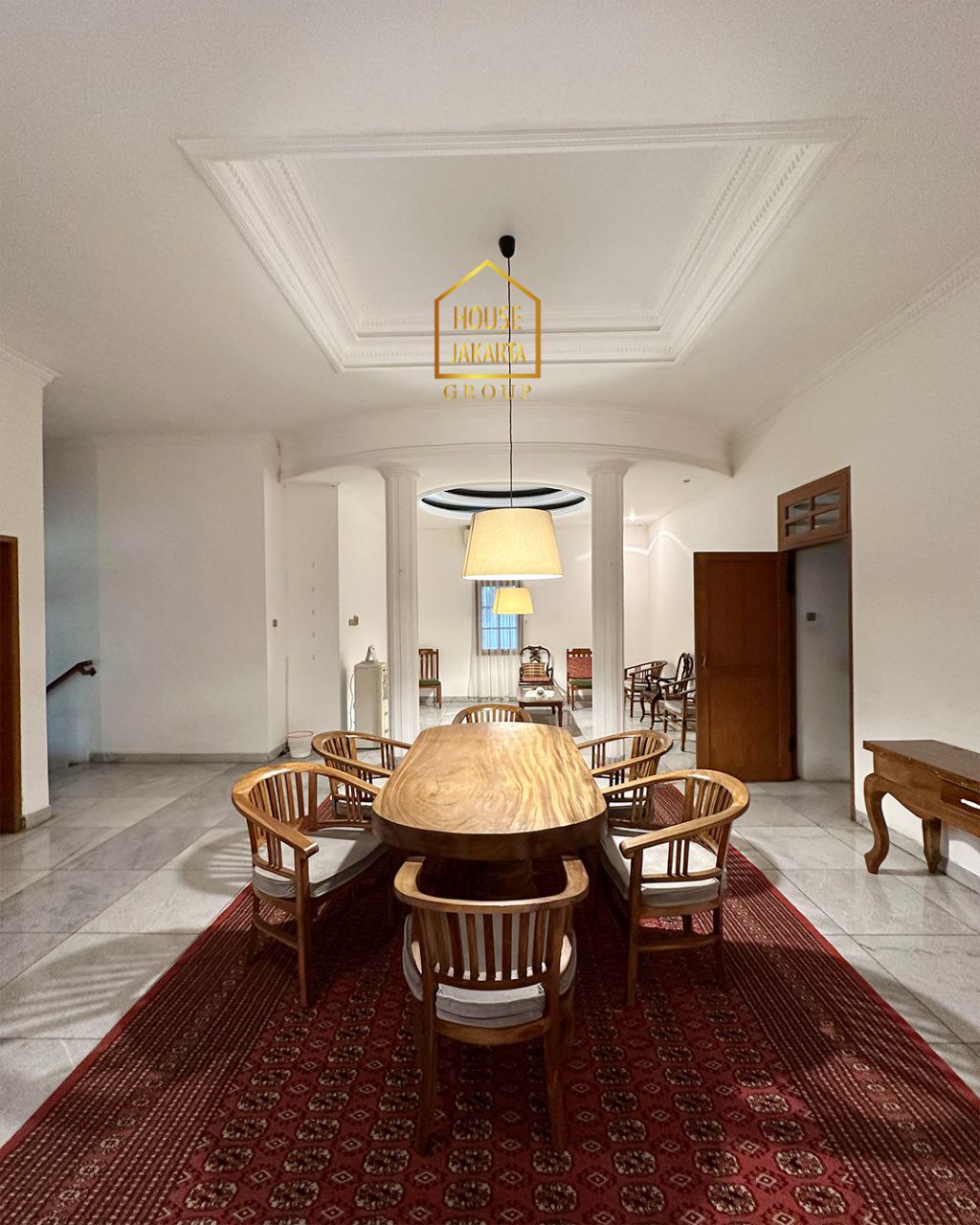 HS1744 Rumah Kemang Area Siap Huni 2 Lantai dengan Taman Luas dan Pool. Lokasi Strategis Dekat Jalan Raya.