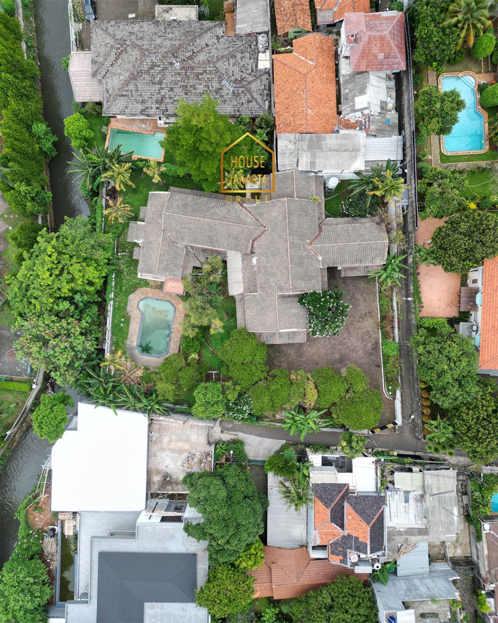 HS1744 Rumah Kemang Area Siap Huni 2 Lantai dengan Taman Luas dan Pool. Lokasi Strategis Dekat Jalan Raya.