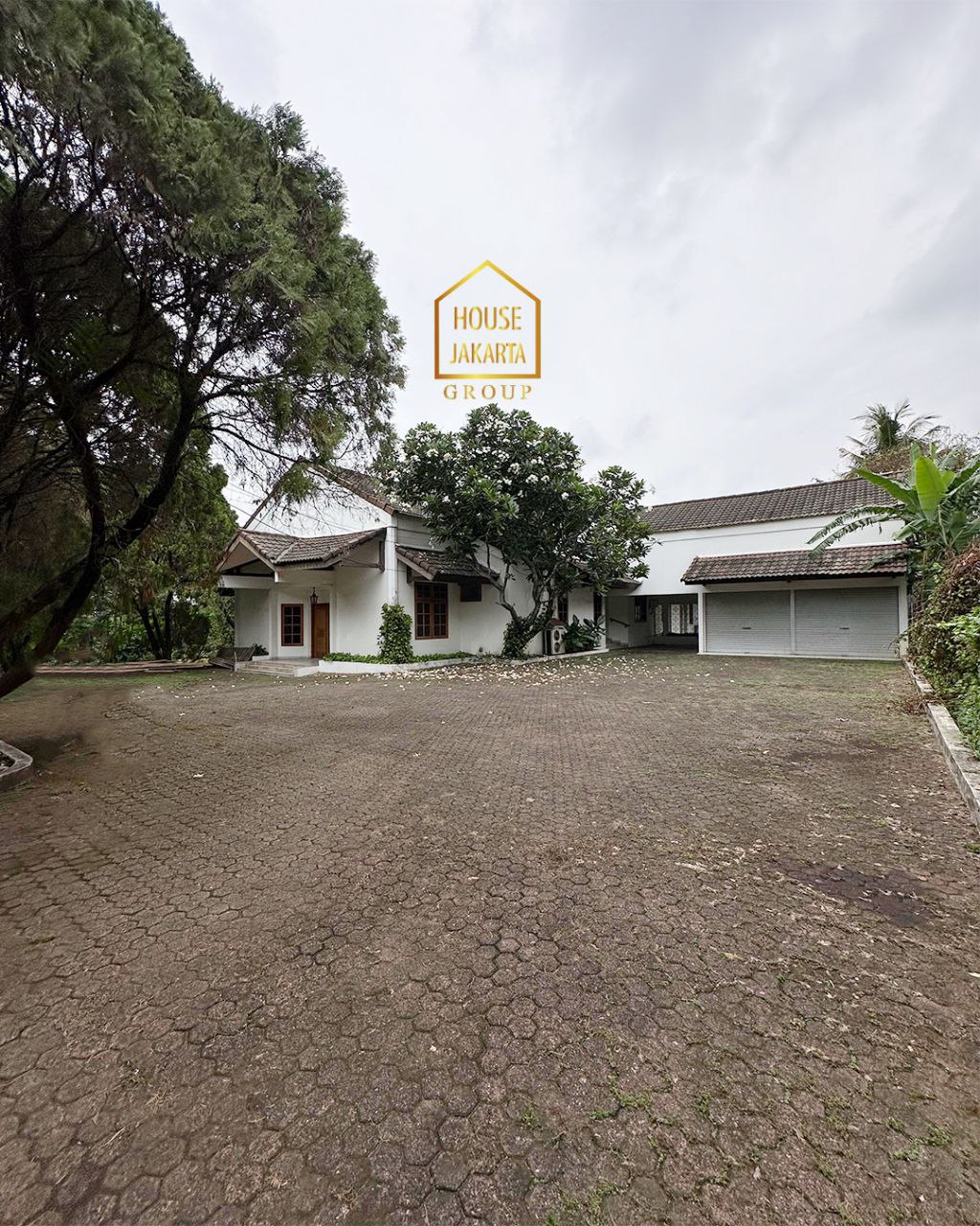 HS1744 Rumah Kemang Area Siap Huni 2 Lantai dengan Taman Luas dan Pool. Lokasi Strategis Dekat Jalan Raya.