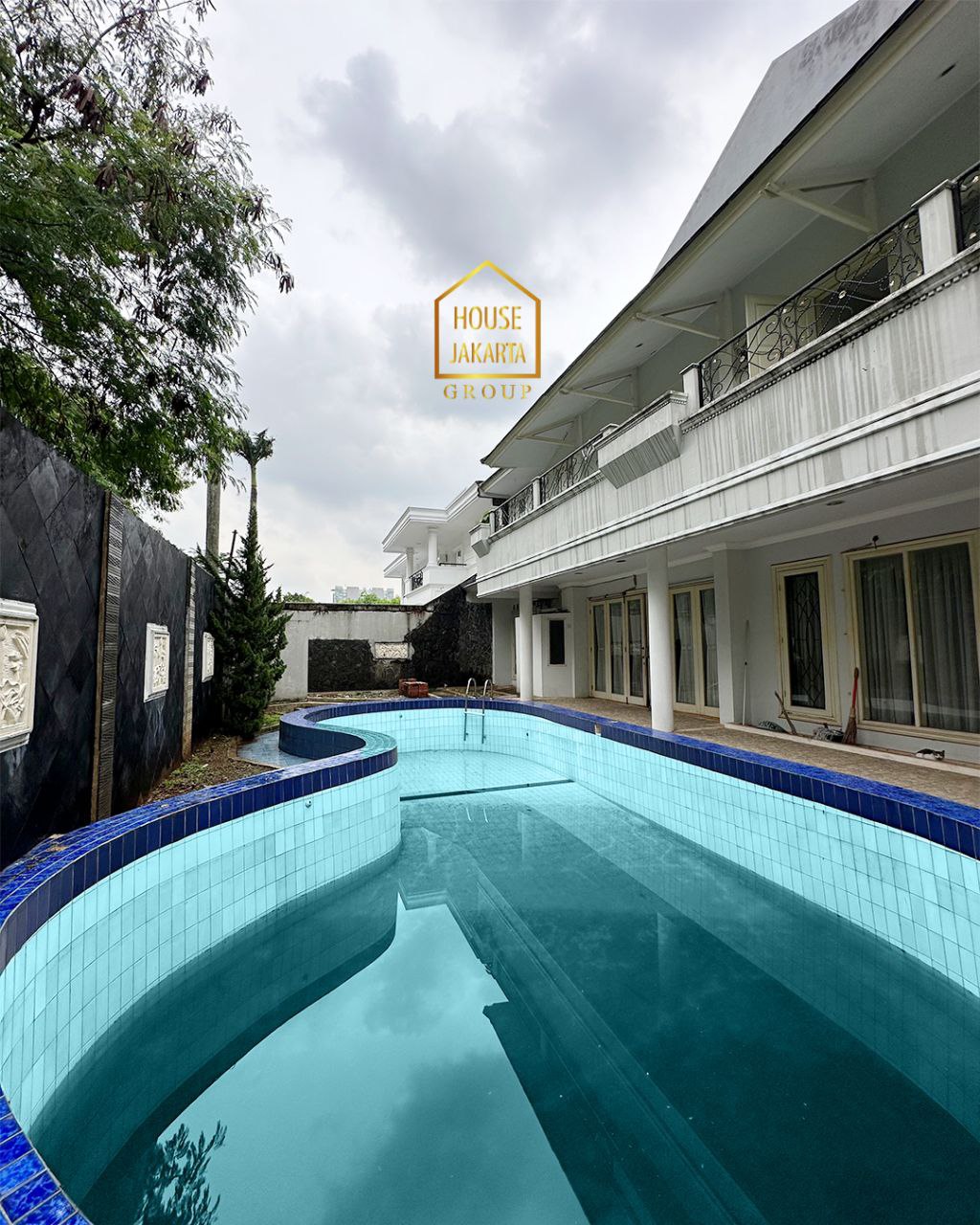 HS1747 Rumah Siap Huni Di Kemang Area, Dengan Taman Luas & Pool. Strategis Dekat Simatupang