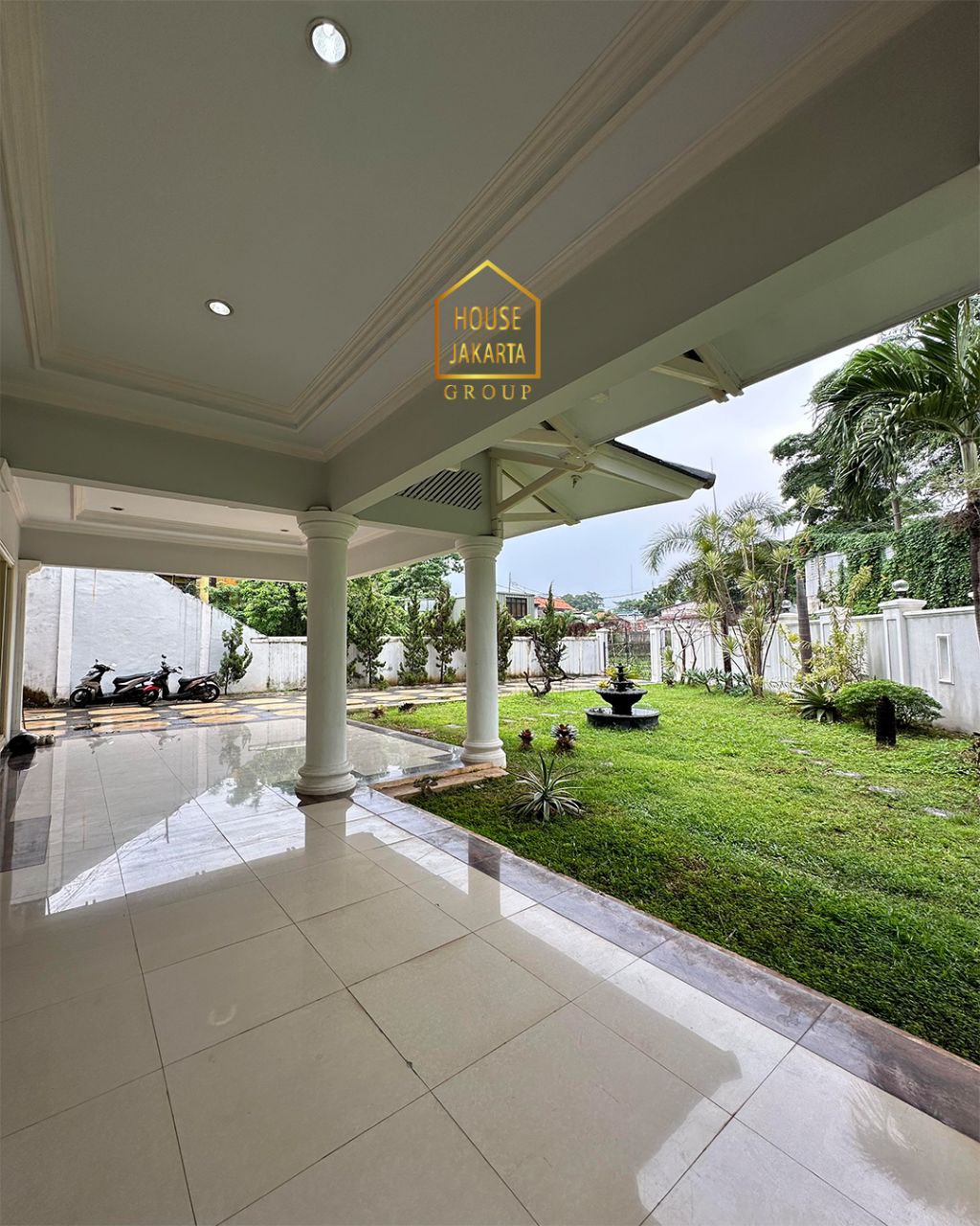 HS1747 Rumah Siap Huni Di Kemang Area, Dengan Taman Luas & Pool. Strategis Dekat Simatupang