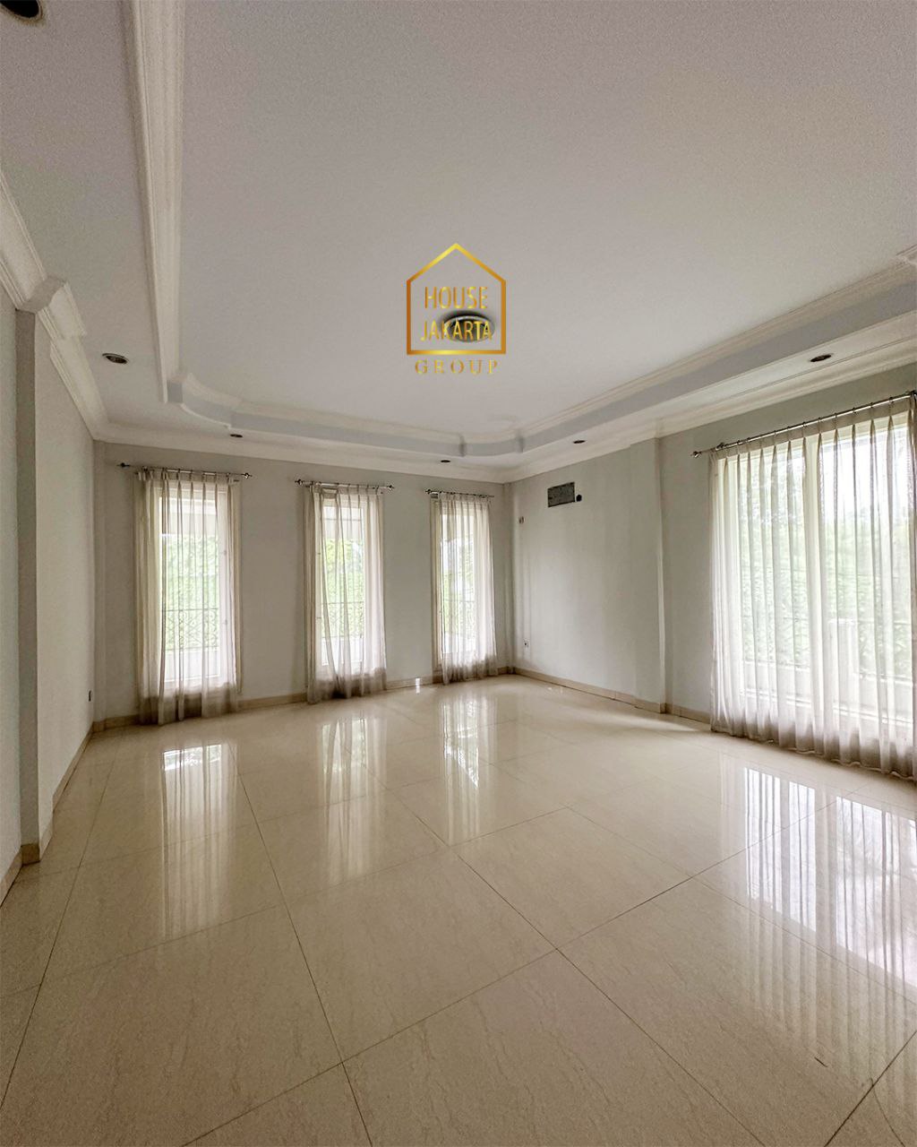 HS1747 Rumah Siap Huni Di Kemang Area, Dengan Taman Luas & Pool. Strategis Dekat Simatupang