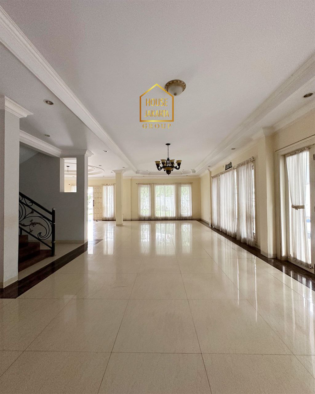 HS1747 Rumah Siap Huni Di Kemang Area, Dengan Taman Luas & Pool. Strategis Dekat Simatupang