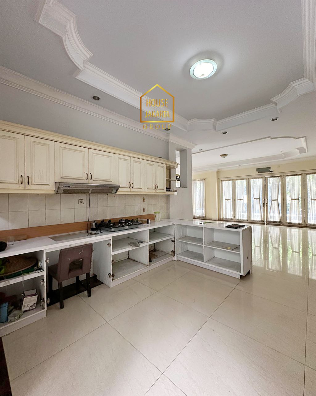 HS1747 Rumah Siap Huni Di Kemang Area, Dengan Taman Luas & Pool. Strategis Dekat Simatupang