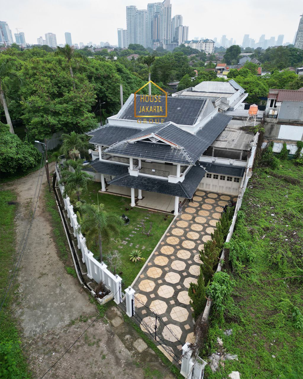 HS1747 Rumah Siap Huni Di Kemang Area, Dengan Taman Luas & Pool. Strategis Dekat Simatupang
