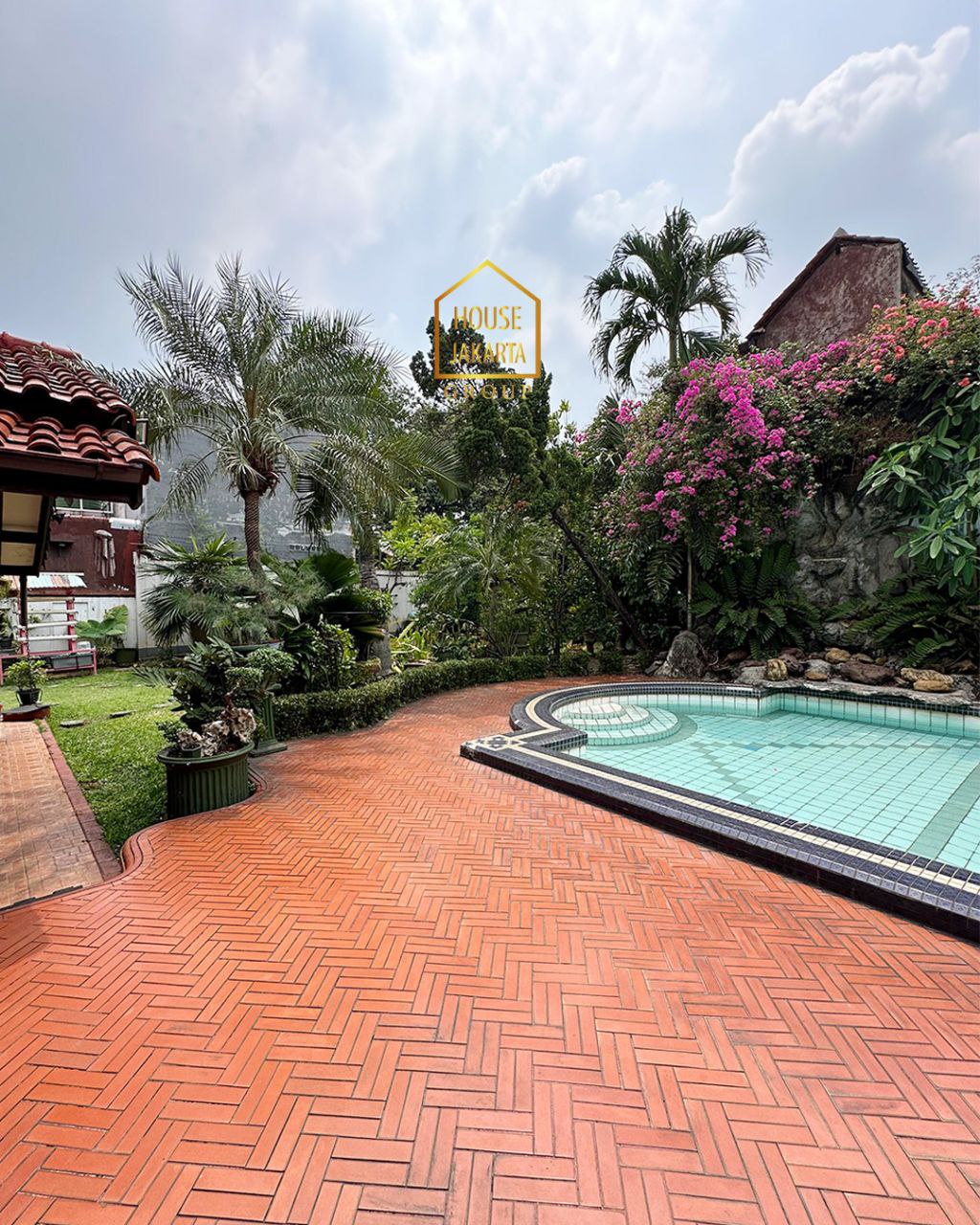 HS1754  Rumah Di Duren Tiga Area Siap Huni 1 Lantai dengan Taman Luas dan Pool. Strategis,  Dekat Kuningan & Gatsu