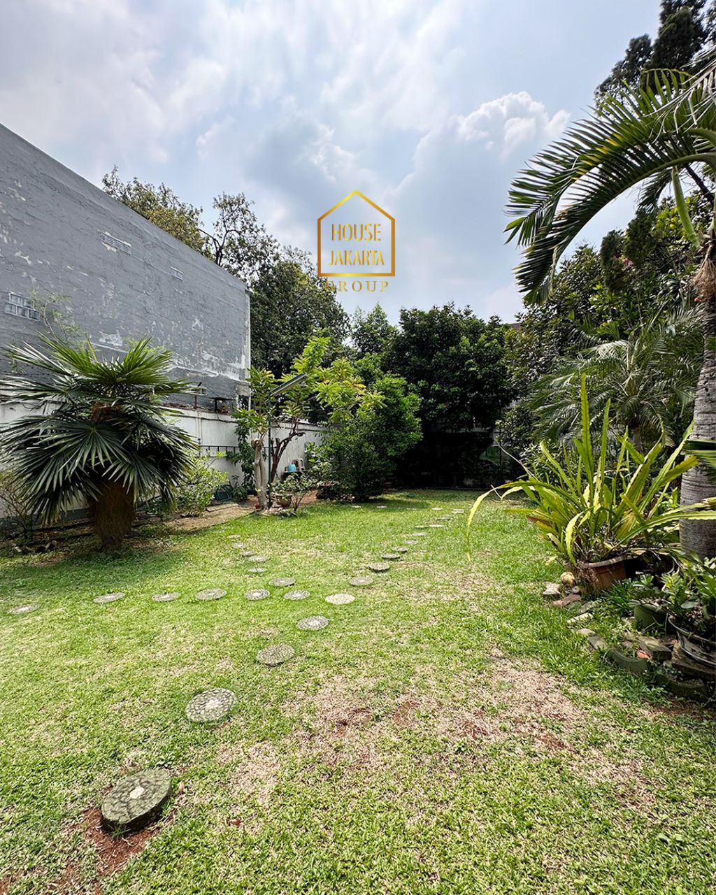 HS1754  Rumah Di Duren Tiga Area Siap Huni 1 Lantai dengan Taman Luas dan Pool. Strategis,  Dekat Kuningan & Gatsu