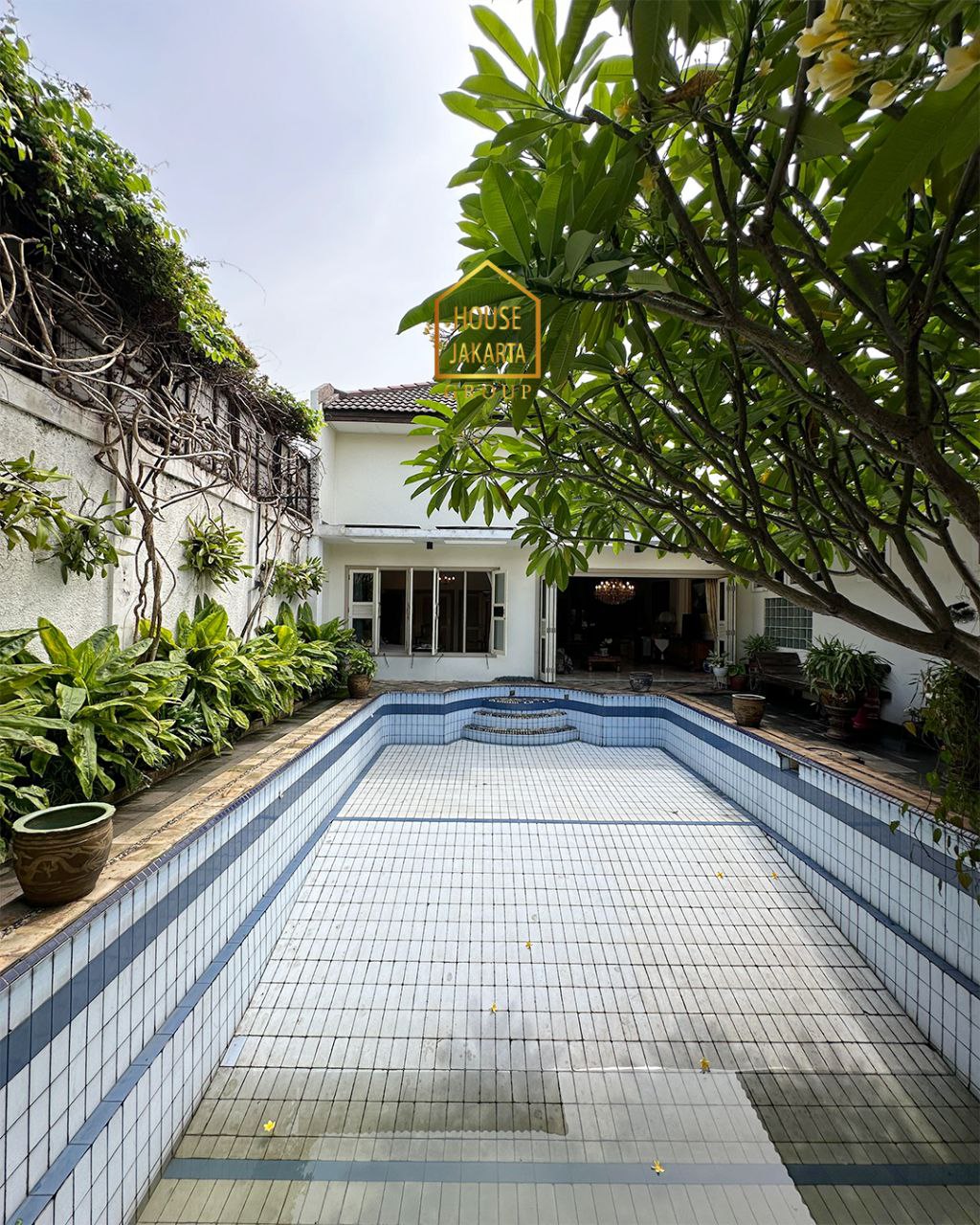 HS1756 Rumah Siap Huni Di Puri Mutiara - Cipete, Ada Pool & Taman Luas Dekat Kemang & Simatupang