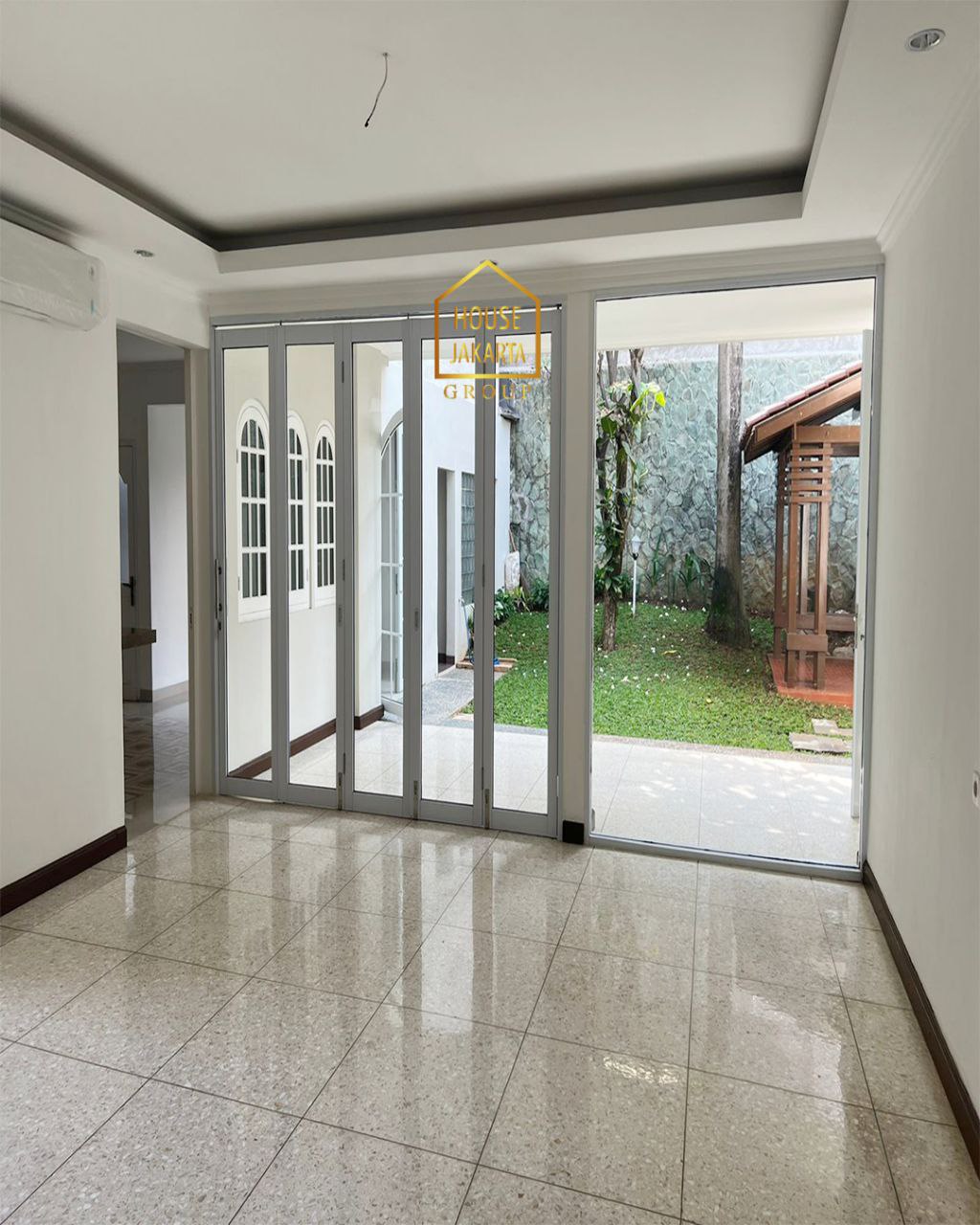 HR1766  Cozy House, Menteng Area 2 Storey • Tranquil Environtment • Spacious Garden •  Accesible