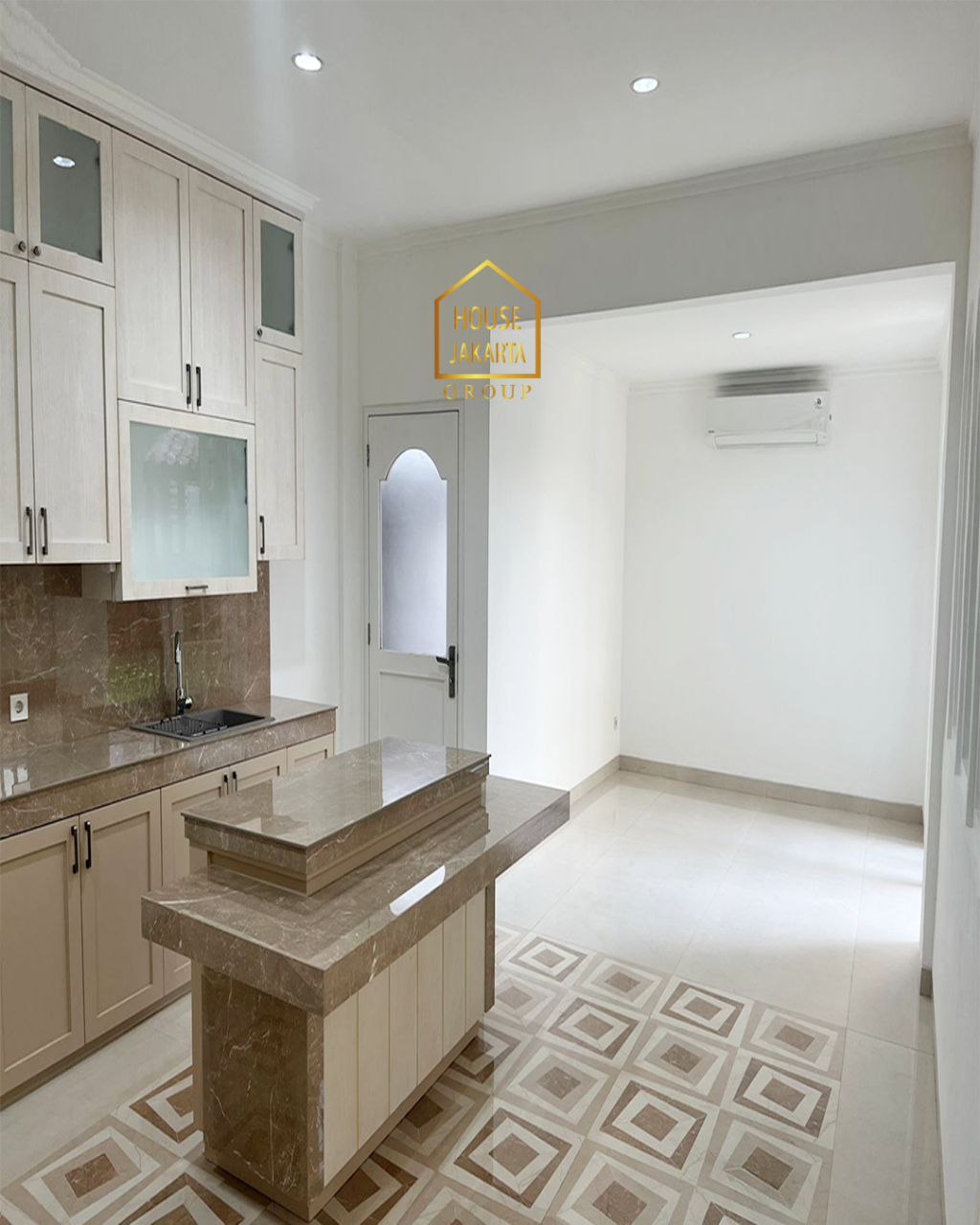 HR1766  Cozy House, Menteng Area 2 Storey • Tranquil Environtment • Spacious Garden •  Accesible