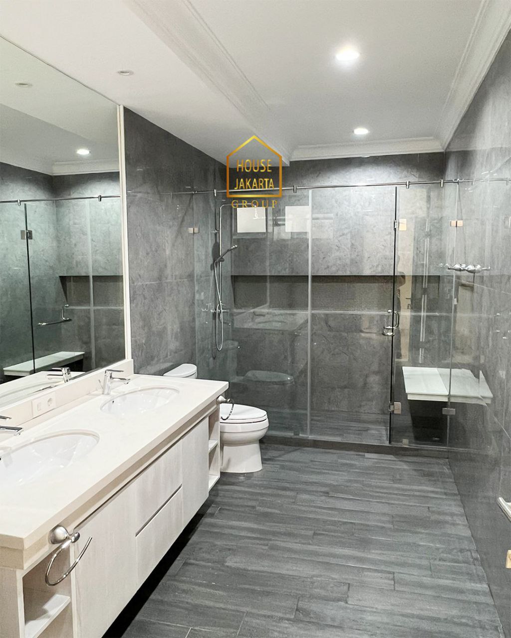 HR1766  Cozy House, Menteng Area 2 Storey • Tranquil Environtment • Spacious Garden •  Accesible