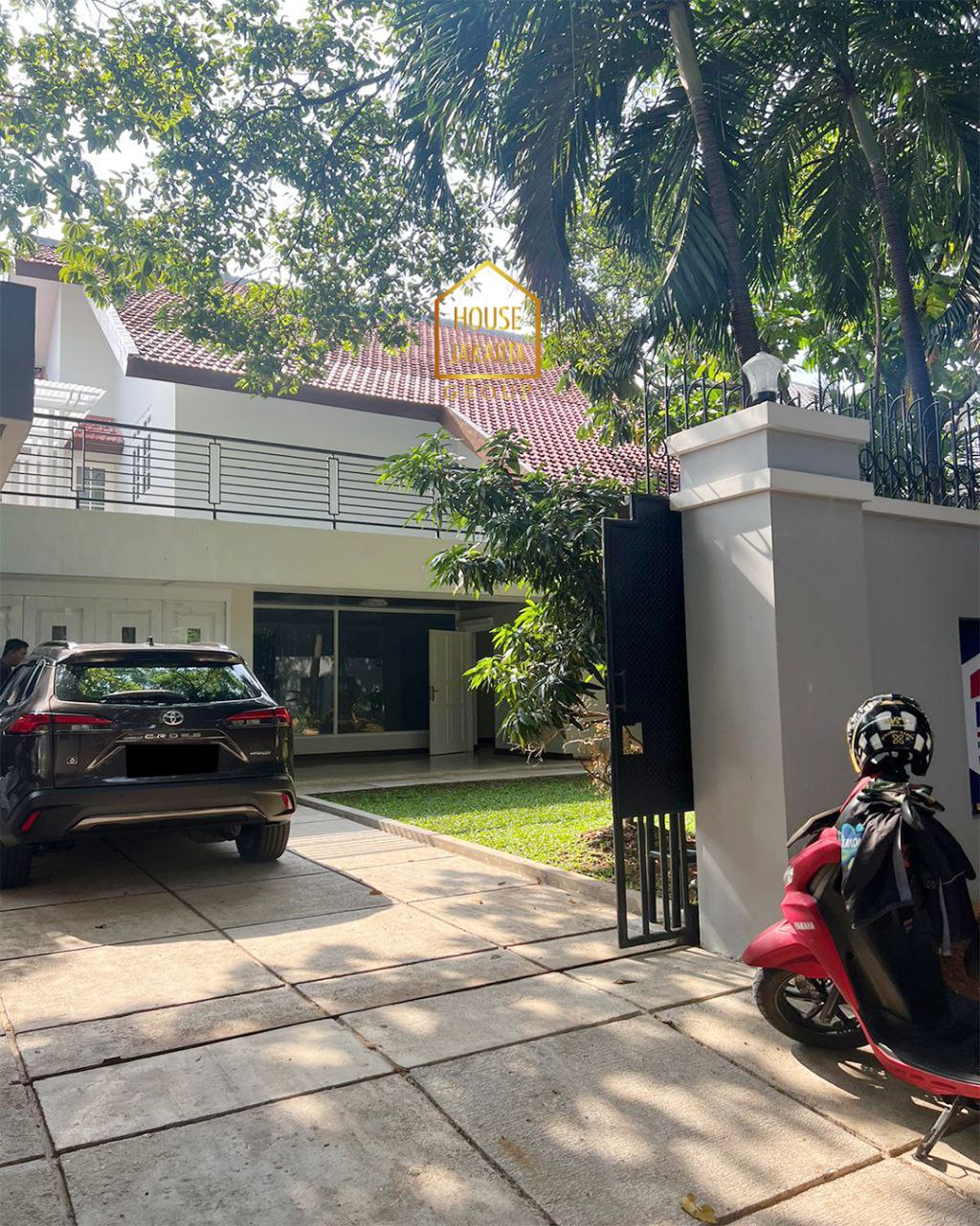 HR1766  Cozy House, Menteng Area 2 Storey • Tranquil Environtment • Spacious Garden •  Accesible