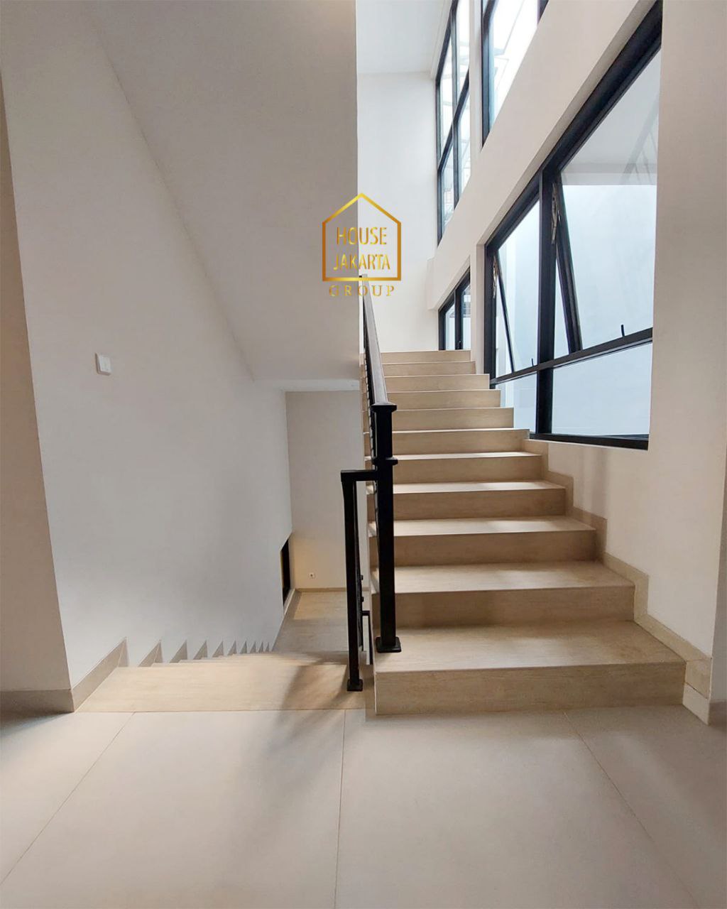 HS1783 Brand New 3 Lantai Di Pancoran Jakarta Selatan. Strategis Di Tengah Kota Dekat Kuningan. Murah