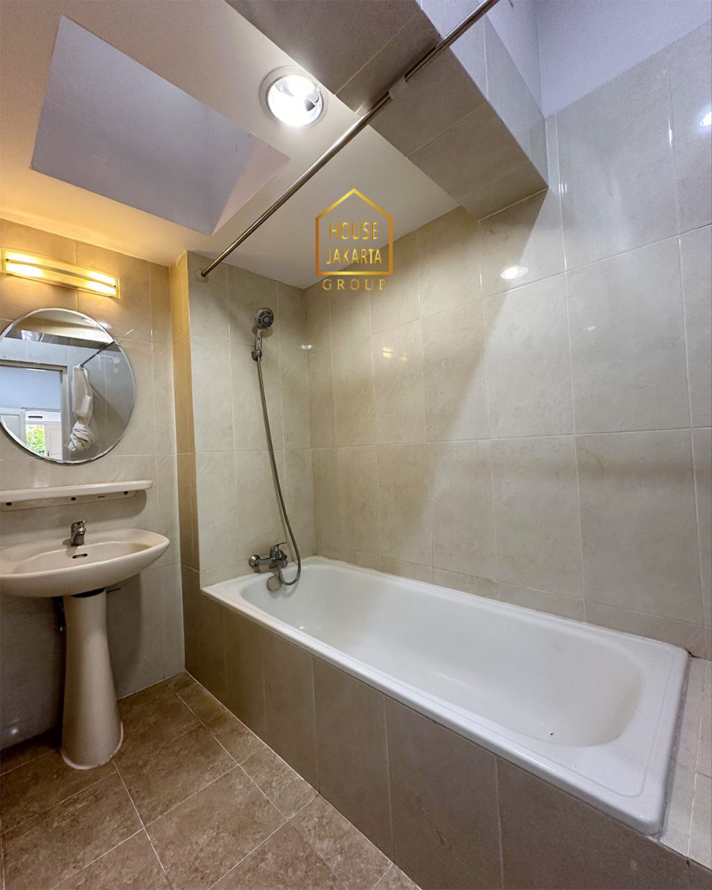 HR1800 Cozy House 2 Lantai Di Menteng. Dekat Thamrin & Kuningan