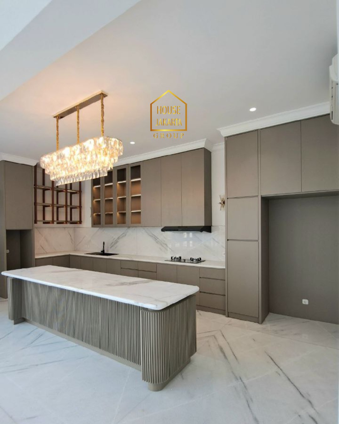 HS1801 Rumah Brand New Di Menteng, Daerah Tenang Dan Nyaman, Ada Swimming Pool Dan Taman.