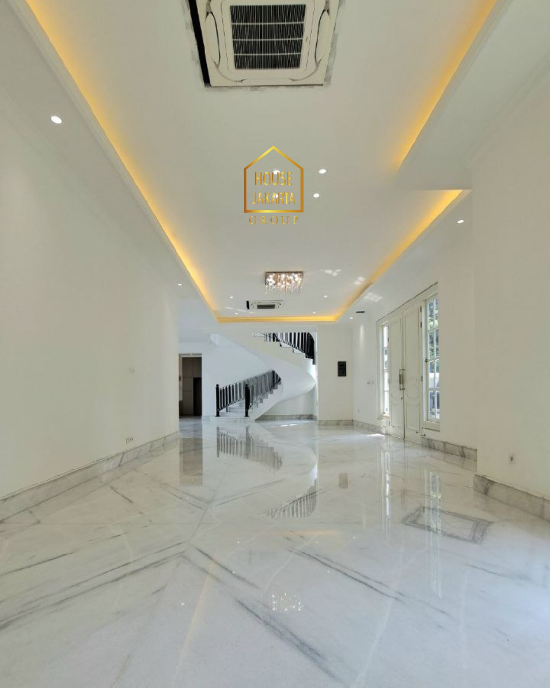 HS1801 Rumah Brand New Di Menteng, Daerah Tenang Dan Nyaman, Ada Swimming Pool Dan Taman.