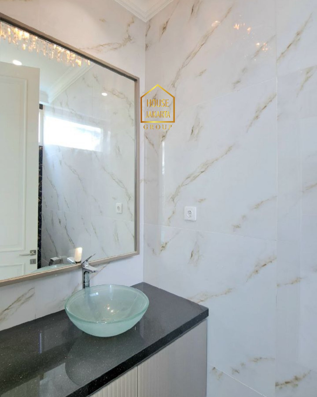 HS1801 Rumah Brand New Di Menteng, Daerah Tenang Dan Nyaman, Ada Swimming Pool Dan Taman.