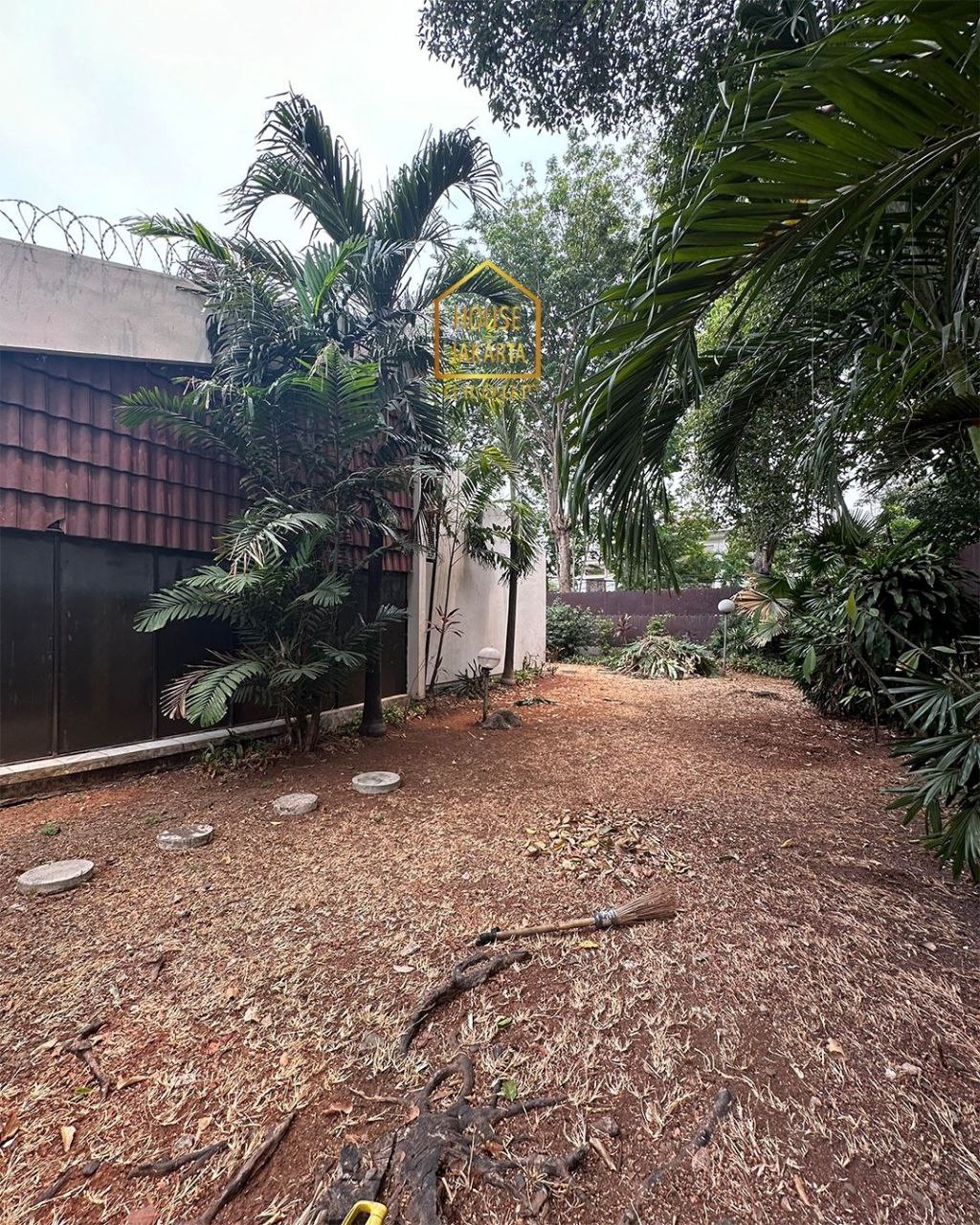 HR1820 Rumah Di Dharmawangsa 2 Lantai, Hook Cocok Untuk Kantor & Sekolah. Strategis Dekat Stasiun MRT