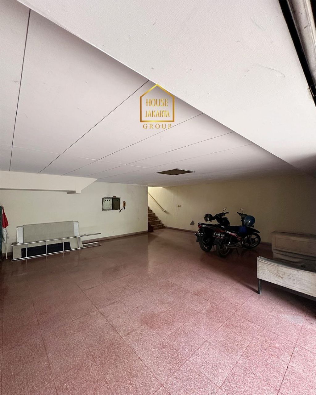 HR1820 Rumah Di Dharmawangsa 2 Lantai, Hook Cocok Untuk Kantor & Sekolah. Strategis Dekat Stasiun MRT