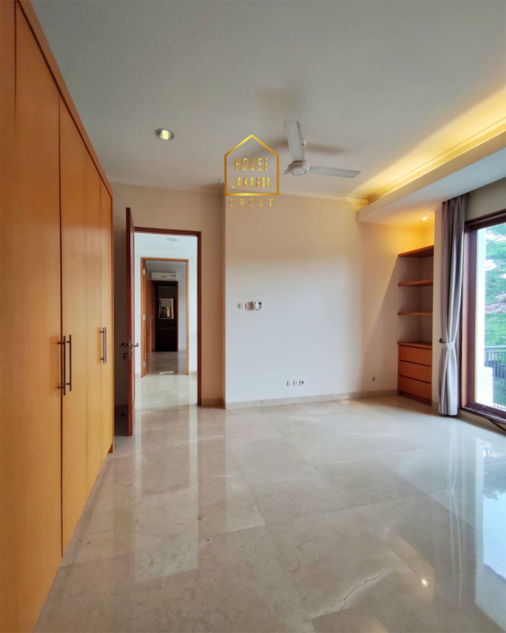 HS1825 Rumah Cantik 2 Lantai Kemang Area Siap Huni. Ada Taman & Pool. ELite Dekat Kemang Raya