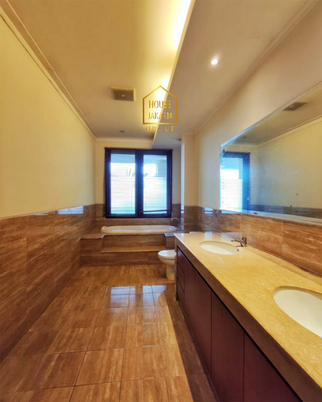 HS1825 Rumah Cantik 2 Lantai Kemang Area Siap Huni. Ada Taman & Pool. ELite Dekat Kemang Raya