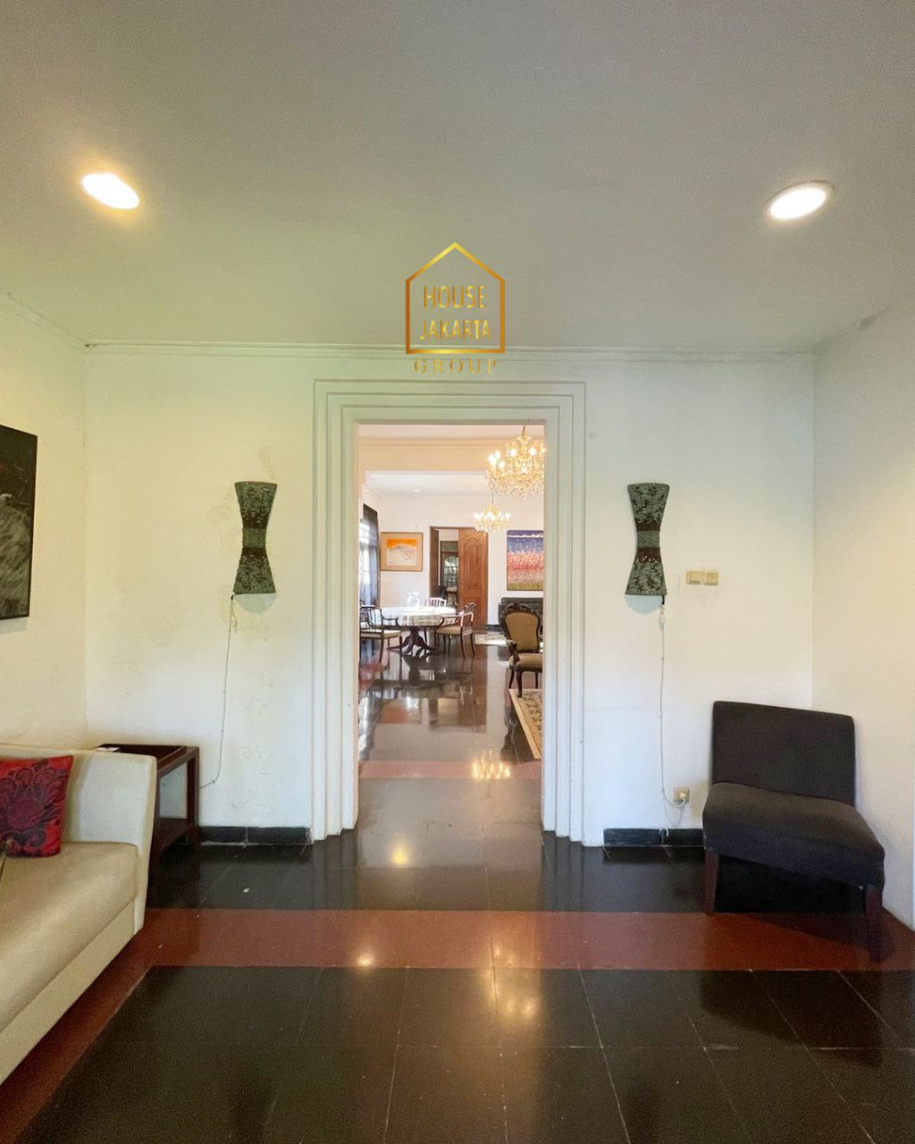 HS1826 For sale/Rent Rumah Menteng 2 Lantai Siap Huni. Hadap Selatan, Tanah Persegi. Jalan Lebar