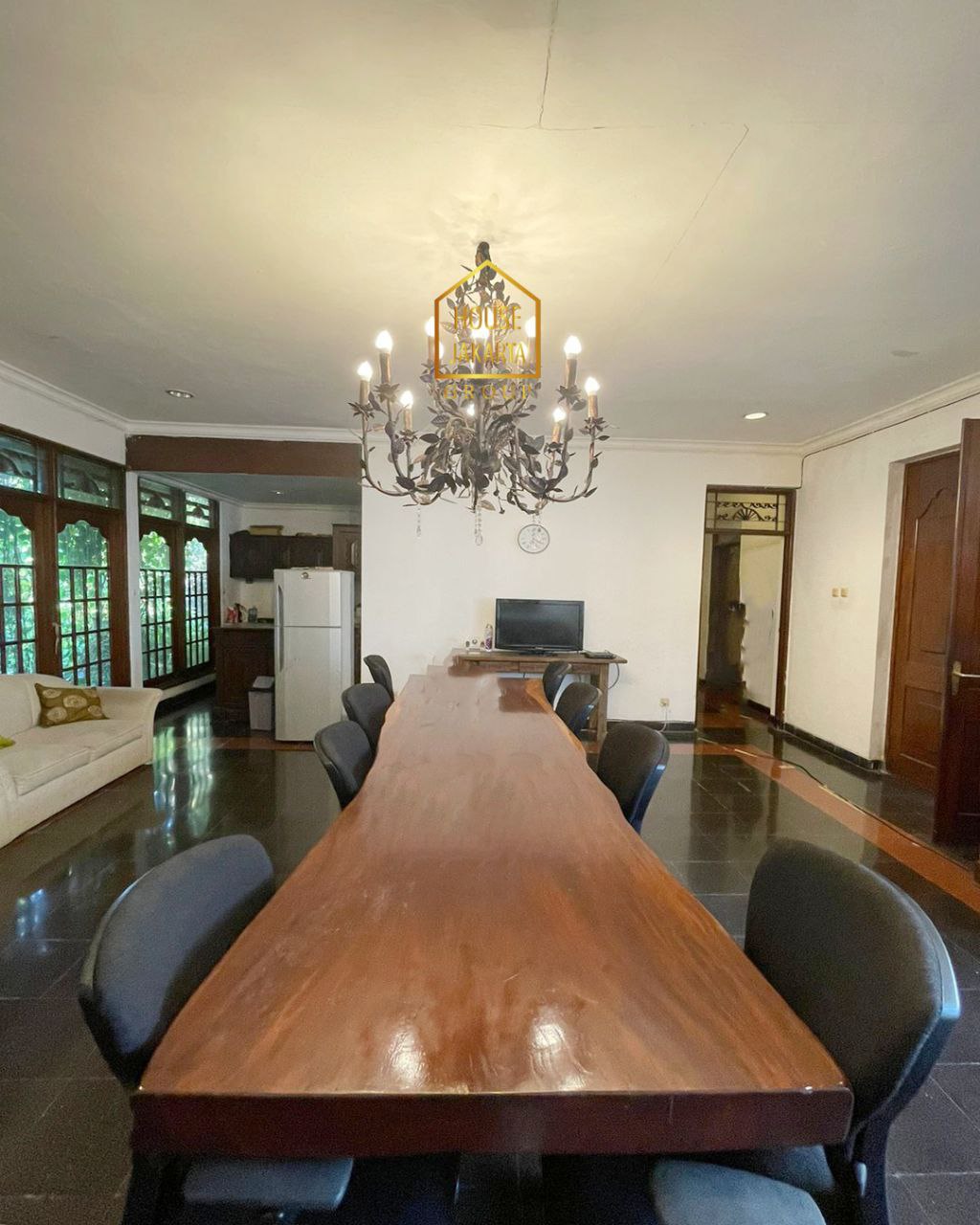 HS1826 For sale/Rent Rumah Menteng 2 Lantai Siap Huni. Hadap Selatan, Tanah Persegi. Jalan Lebar