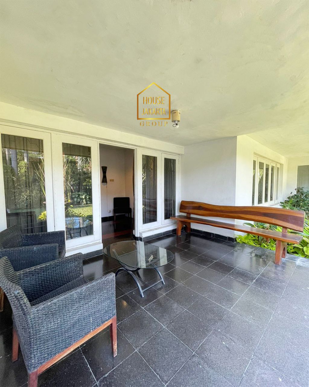 HS1826 For sale/Rent Rumah Menteng 2 Lantai Siap Huni. Hadap Selatan, Tanah Persegi. Jalan Lebar