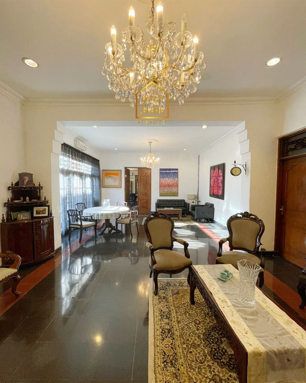 HS1826 For sale/Rent Rumah Menteng 2 Lantai Siap Huni. Hadap Selatan, Tanah Persegi. Jalan Lebar