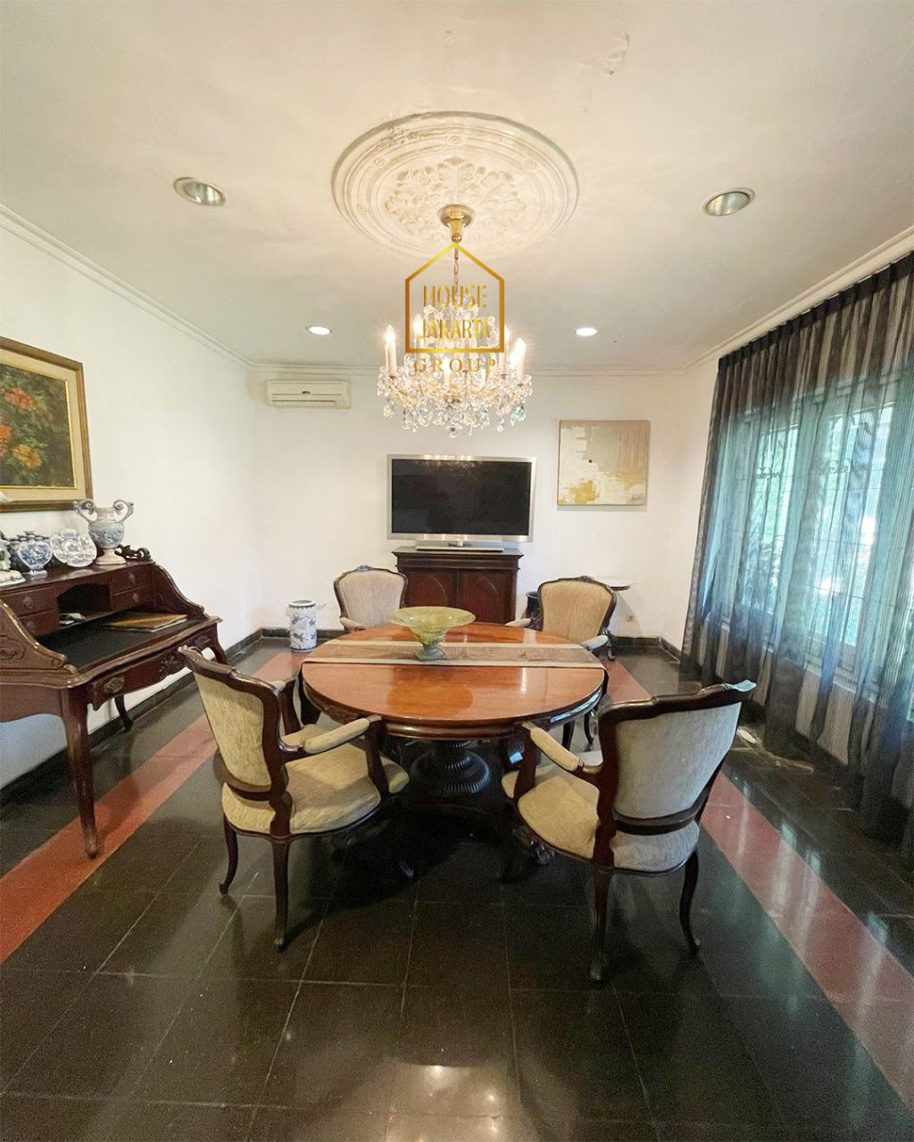 HS1826 For sale/Rent Rumah Menteng 2 Lantai Siap Huni. Hadap Selatan, Tanah Persegi. Jalan Lebar