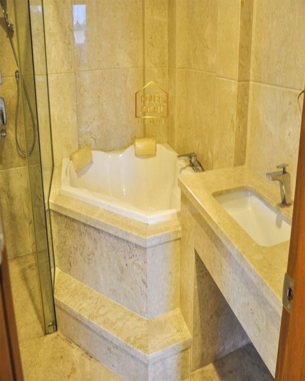 HS1829 Rumah Siap Huni Di Kebayoran Baru, Lantai Marmer Murah Dekat Senayan