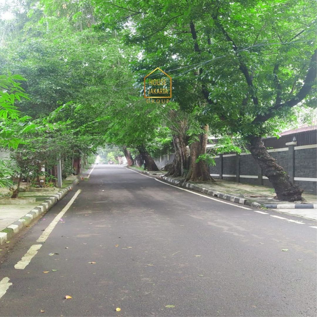 HS1830 Rumah 1,5 Lantai Hitung Tanah Di Menteng - Dekat Taman. Bentuk Persegi Elite Jalan Lebar Jarang Ada