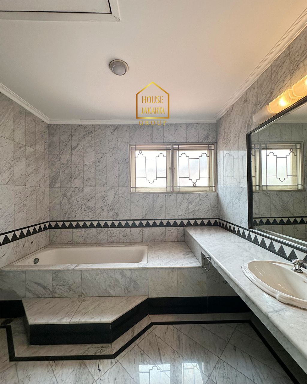 HS1832 Rumah Bagus DI Keabayoran Baru. Siap Huni. Strategs Jarang Ada. Hook Dekat SCBD Simatupang & Kemang