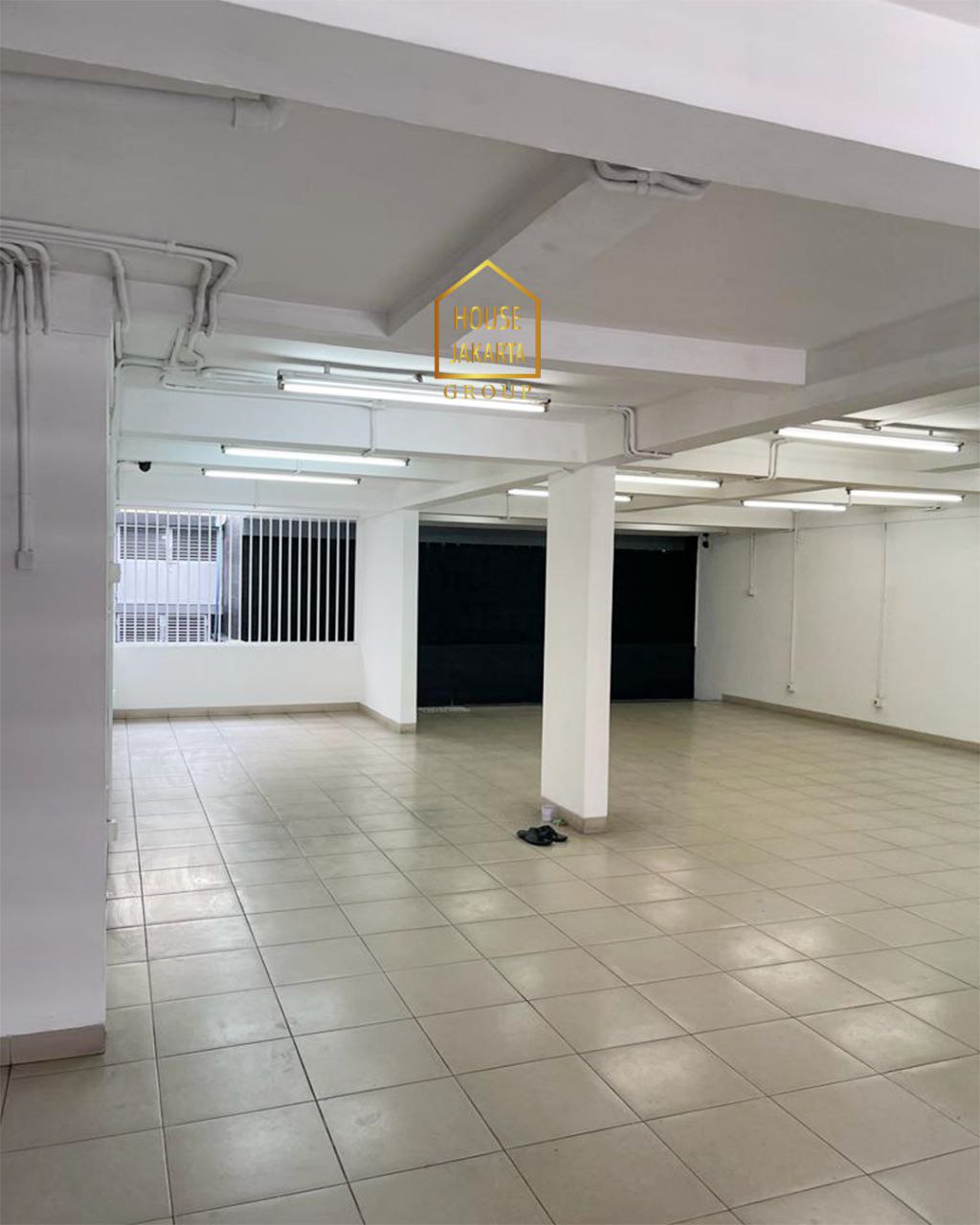 HR1837 Cozy House 2,5 Lantai Di Kebayoran Lama. Ada Taman & Pool. Dekat Permata Hijau