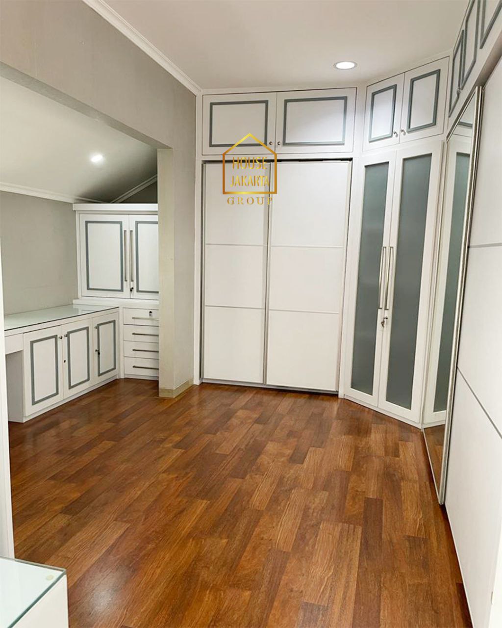 HR1837 Cozy House 2,5 Lantai Di Kebayoran Lama. Ada Taman & Pool. Dekat Permata Hijau