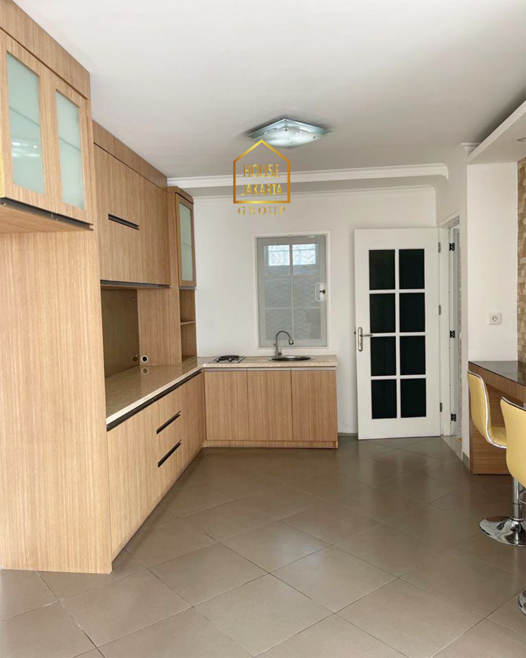 HR1837 Cozy House 2,5 Lantai Di Kebayoran Lama. Ada Taman & Pool. Dekat Permata Hijau