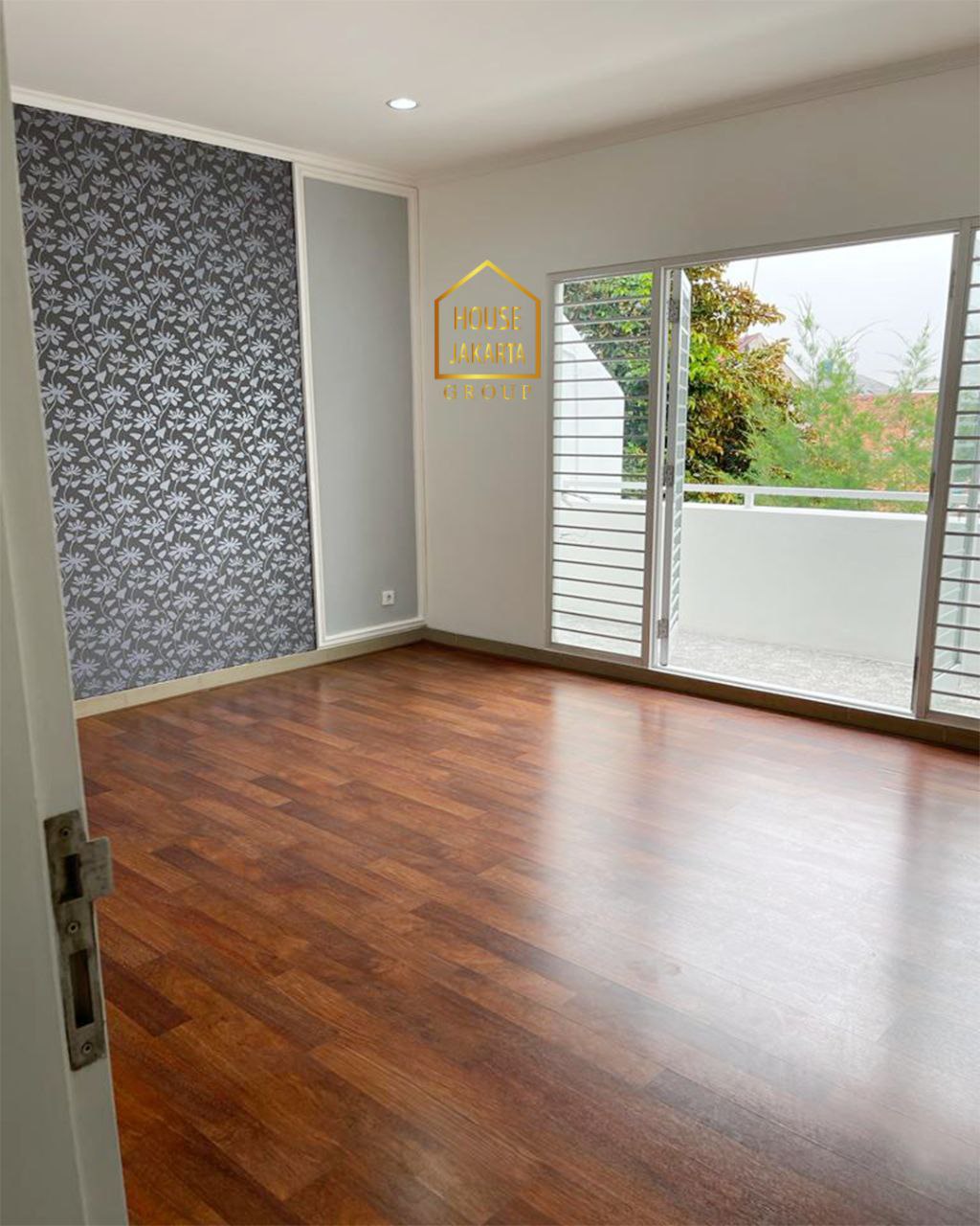 HR1837 Cozy House 2,5 Lantai Di Kebayoran Lama. Ada Taman & Pool. Dekat Permata Hijau