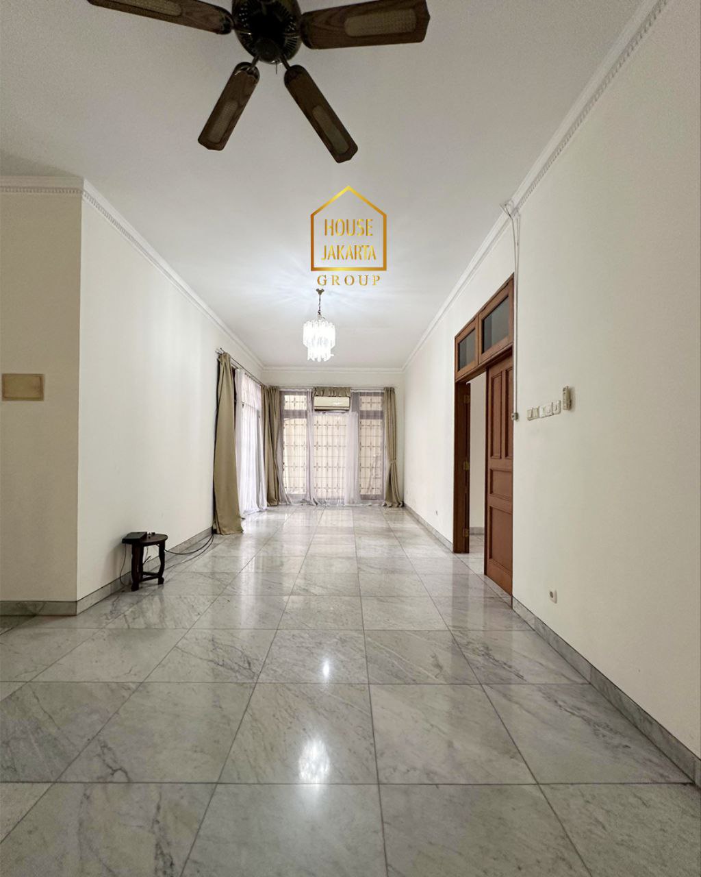 HR1857 Cozy House 2 Lantai Di Menteng with Nice Backyard and Swimming Pool • 2 Storey • Strategic Location